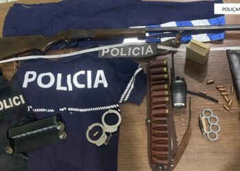 Me armë gjahu dhe thika e veshje policie në banesë, arrestohet 28 vjeçari