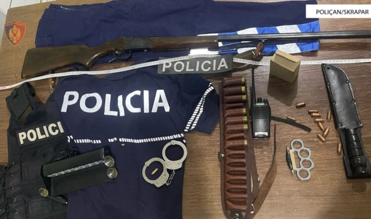 Me armë gjahu dhe thika e veshje policie në banesë, arrestohet 28 vjeçari