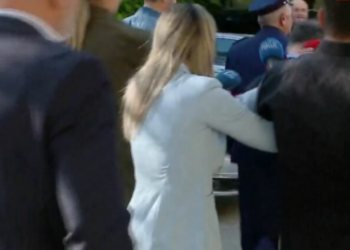 “A jeni akullore?”/ Vangjush Dako “kyç” gojën para gazetarëve