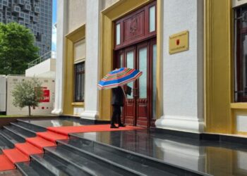 Ironia për Xhaçkën, deputeti shkon në parlament me çadër plazhi