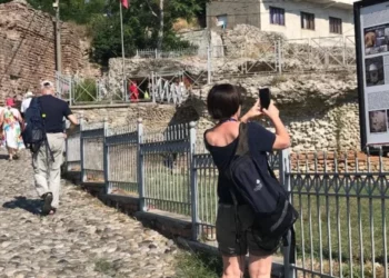 Guidat/ Durrësit i mungojnë udhërrëfyesit turistikë