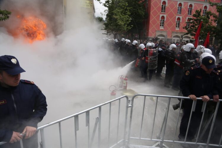 VIDEO – Protesta për dorëheqjen e Veliajt, hidhet molotov te bashkia