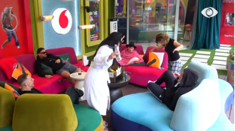 Video/ Erjola lag me ujë Eglën, banorja i hedh në pishinë…