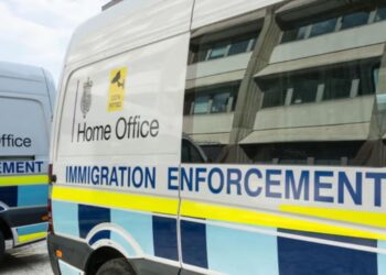 Operacioni “fshesa”! Anglia nis kapjen e azilantëve për t’i çuar në Ruanda