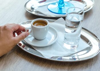 Përse kafja shërbehet me një gotë ujë