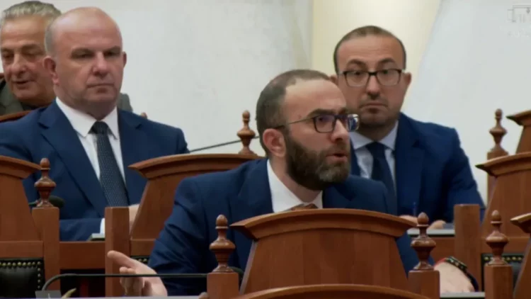 Bardhi rikthehen Berishën në grupin parlamentar të PD (Dokumenti)