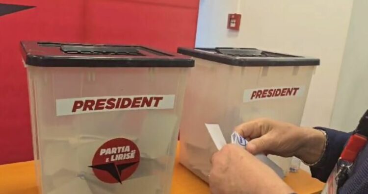 Konventa e Partisë së Lirisë, delegatët i drejtohen kutive të votimit