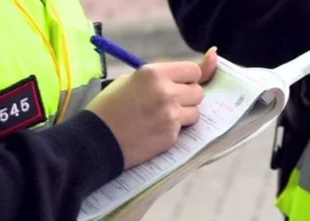 Drejtuesit e automjeteve në Tiranë mbyten në gjoba! Në një ditë vendosen rreth 973 të tilla! /FOTO