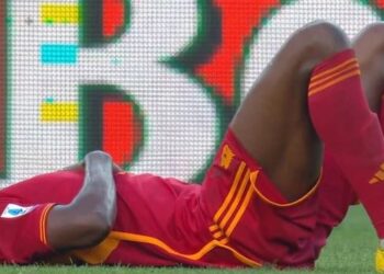 Frikë në Udine, lojtari i Romës humbet ndjenjat në fushë, ndërpritet takimi