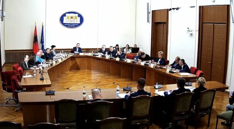 Kërkuan 5 minuta pushim, deputetët e PS nuk kthehen në mbledhjen e komisionit për TIMS