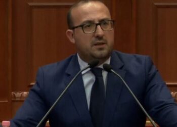 Ironia e Korreshit: Në Lushnjë ka vetëm pleq dhe qen. Çojuni një palë domino se njerëzit kanë ikur