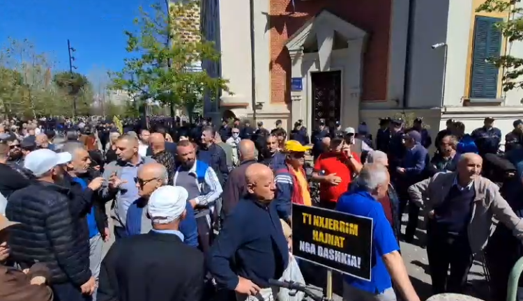 Video – Protestuesit godasin me vezë Bashkinë, përplasen me policinë