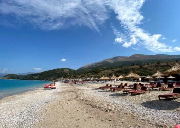 Sherr mes dy turisteve në Lukovë, gjermanja hedh nga shkallët amerikanen