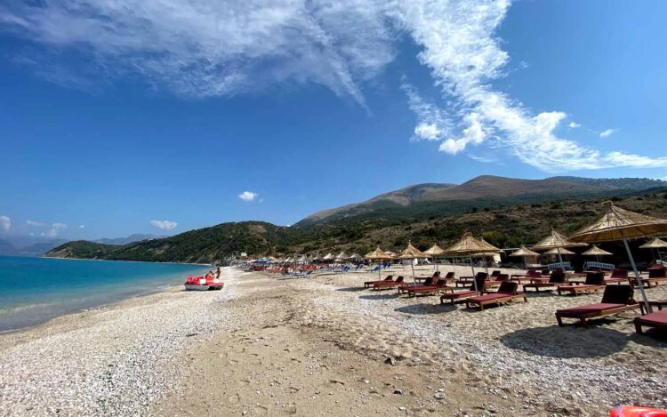 Sherr mes dy turisteve në Lukovë, gjermanja hedh nga shkallët amerikanen