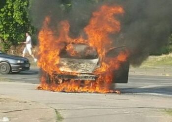 Shpërthen në flakë makina gjatë lëvizjes në aksin Korçë-Ersekë