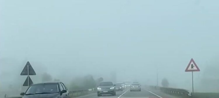 Mjegulla ‘mbulon’ Rinasin,  shkakton probleme në uljen e avionëve