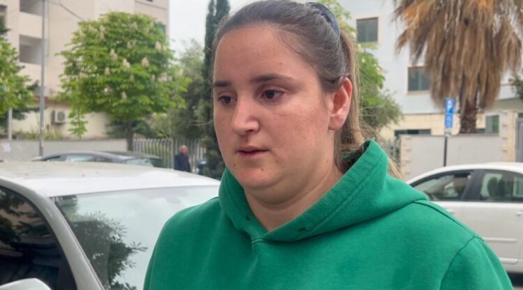 U rrëmbye një javë më parë, gjyshja dorëzon nipin 3 vjeç në prokurori