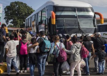 INSTAT/ Të rinjtë ikin në emigracion, të moshuarit i kthehen punës