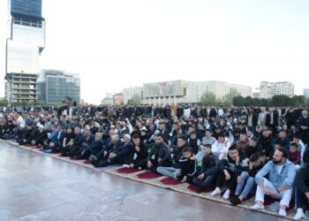 Pas një muaj agjërimi, besimtarët myslimanë falin namazin në sheshin “Skënderbej”