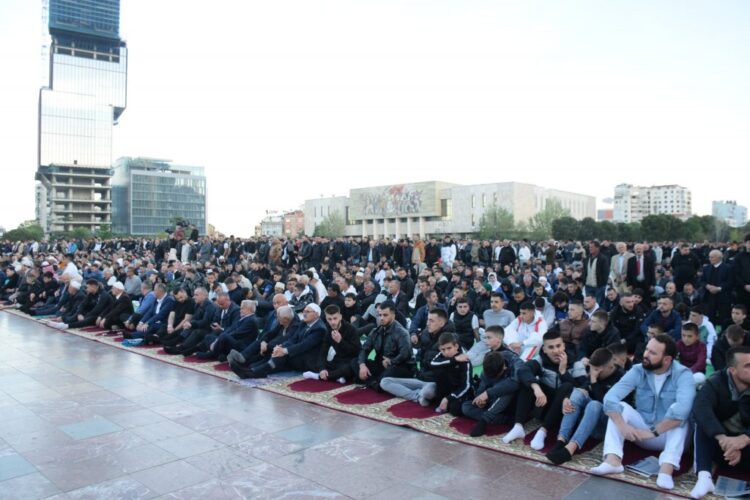 Pas një muaj agjërimi, besimtarët myslimanë falin namazin në sheshin “Skënderbej”