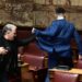 Sherr në parlamentin grek, deputeti godet me grusht ligjvënësin e ekstremit të djathtë