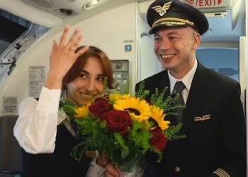 Piloti i propozon për martesë stjuardesës,  emocionohen pasagjerët