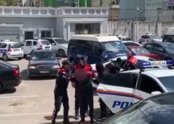 Hapën me levë e sopatë 2 kioska në Elbasan, arrestohen dy “skifterët”