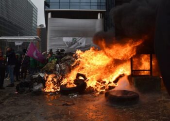 Këlliçi u përgjigjet ambasadorëve me foto nga protesta në Bruksel: Pranoni të njëjtin standart