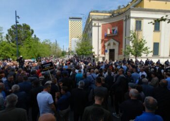Opozita paralajmëron protestën e radhës para bashkisë së Tiranës, zbulohet data dhe ora