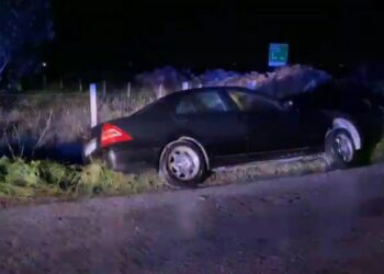 Fier – Makina përfundon në kanal, shoferi i dehur shpëtohet nga banorët e zonës