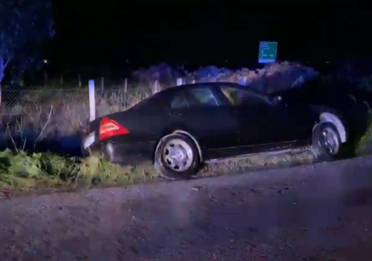 Fier – Makina përfundon në kanal, shoferi i dehur shpëtohet nga banorët e zonës