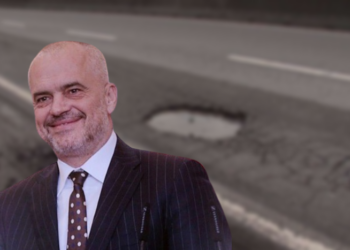 A nuk është turp t’i presim turistët me këto rrugë?!