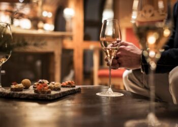 Shpërblim nëse dorëzon telefonin në hyrje, nisma që po bën bujë e restorantit italian