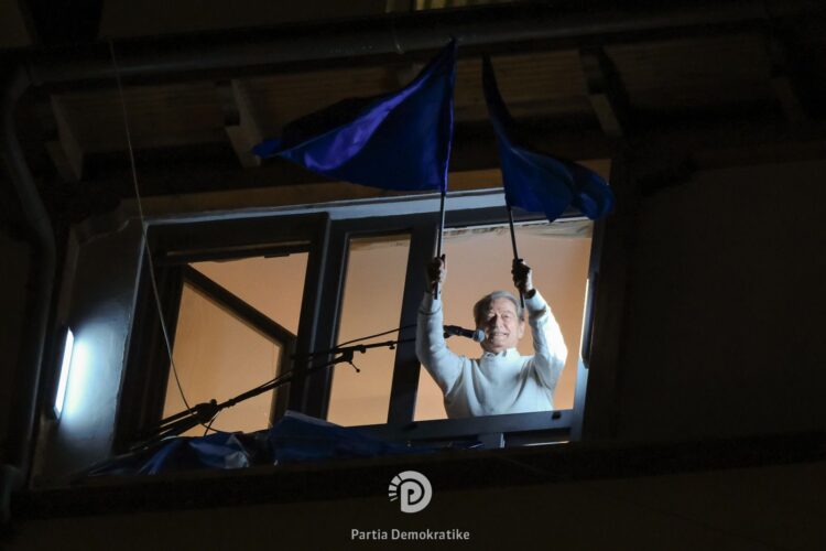 “Jep dorëheqjen hajdut i shpifur”, Berisha: Mos guxoni të prekni një demonstrues