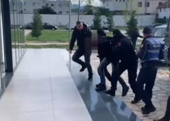 Në kërkim për drogë, arrestohet 46-vjeçari në Shkodër. Në banesë i gjenden armë