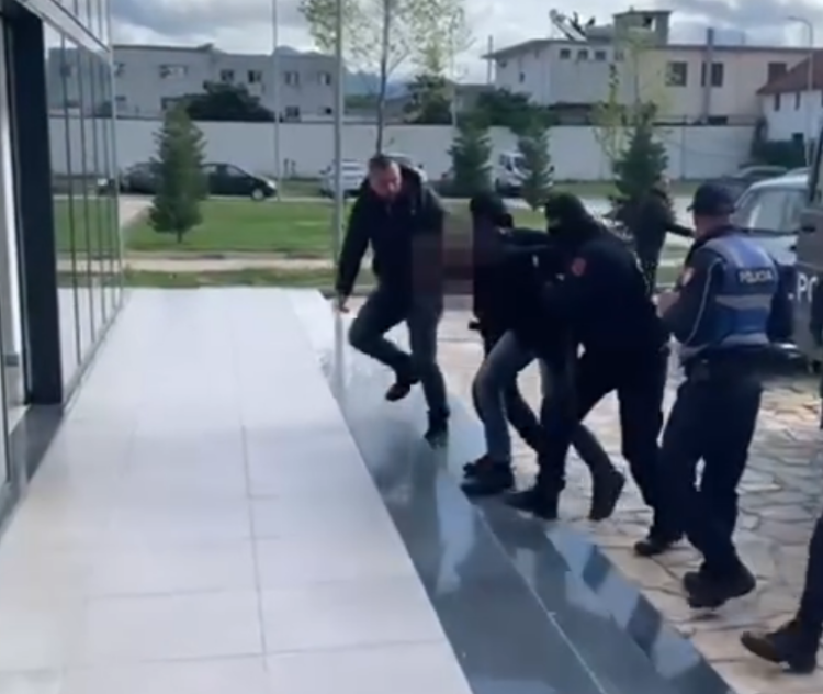 Në kërkim për drogë, arrestohet 46-vjeçari në Shkodër. Në banesë i gjenden armë