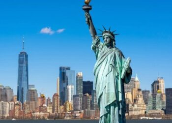 (VIDEO) Momenti kur Statuja e Lirisë luhatet nga tërmeti