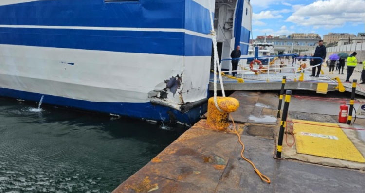 Trageti përplaset në portin e Napolit, 30 të lënduar