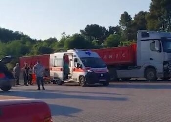 Aksident fatal në Thumanë, trajleri godet për vdekje këmbësorin (Emri)