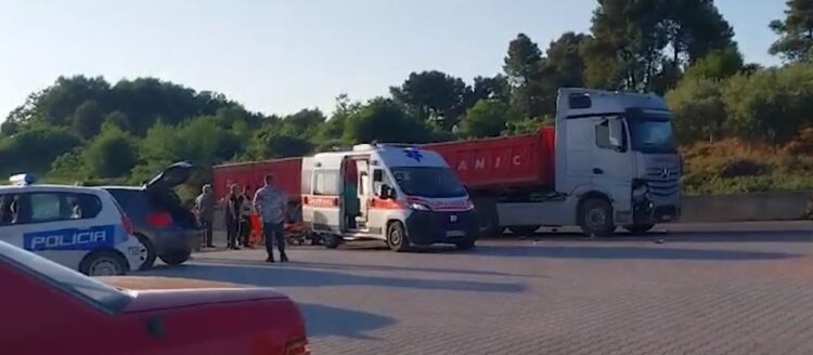 Aksident fatal në Thumanë, trajleri godet për vdekje këmbësorin (Emri)