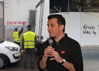 “Veliaj shko te shokët’, Kryebashkiaku nxjerr punonjësit për të fshirë parullat