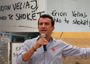 “Erion Veliaj, shko te shokët”, parulla në rrugët e Tiranës që kërkon arrestimin e kryebashkiakut të Tiranës