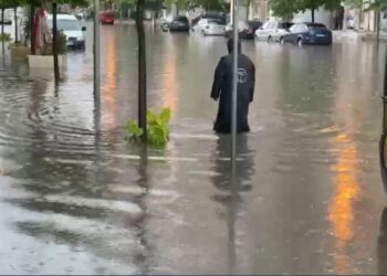 Reshje të dendura të shiut, përmbyten rrugët në Vlorë