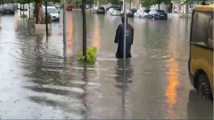 Reshje të dendura të shiut, përmbyten rrugët në Vlorë