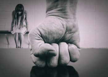 Shqipëria dështon të mbrojë viktimat e dhunës në familje