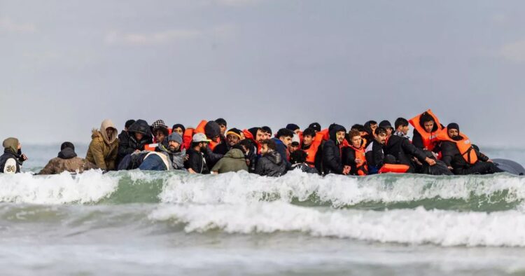 Qeveria britanike synon të deportojë 5700 emigrantë në Ruandë deri në fund të vitit