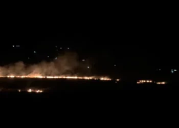 Vatër e madhe zjarri në Bulqizë, flakët rrezikojnë një banesë