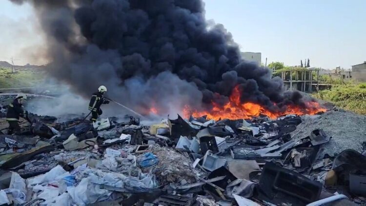 Përfshihet nga flakët vendgrumbullimi i mbetjeve në Shkozet