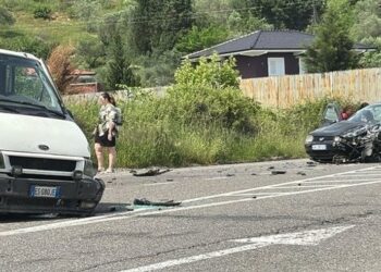 Aksident në Elbasan, furgoni përplaset “kokë më kokë” me veturën