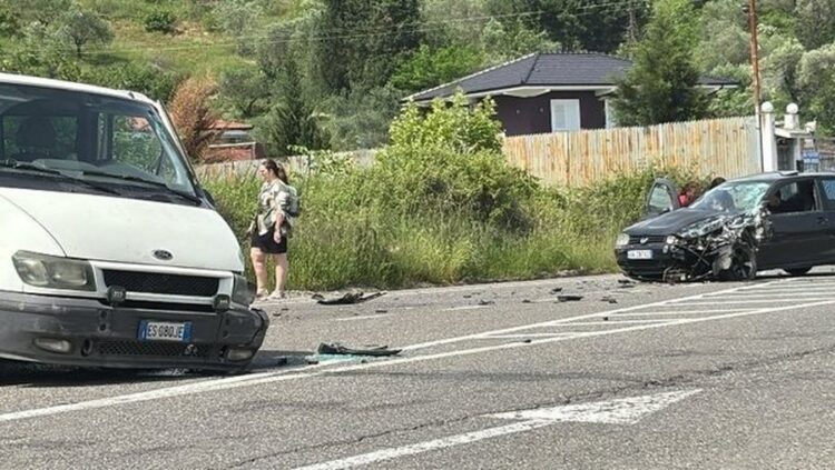 Aksident në Elbasan, furgoni përplaset “kokë më kokë” me veturën